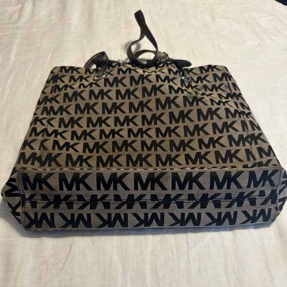 Michael Kors tote - Picture 2 of 4